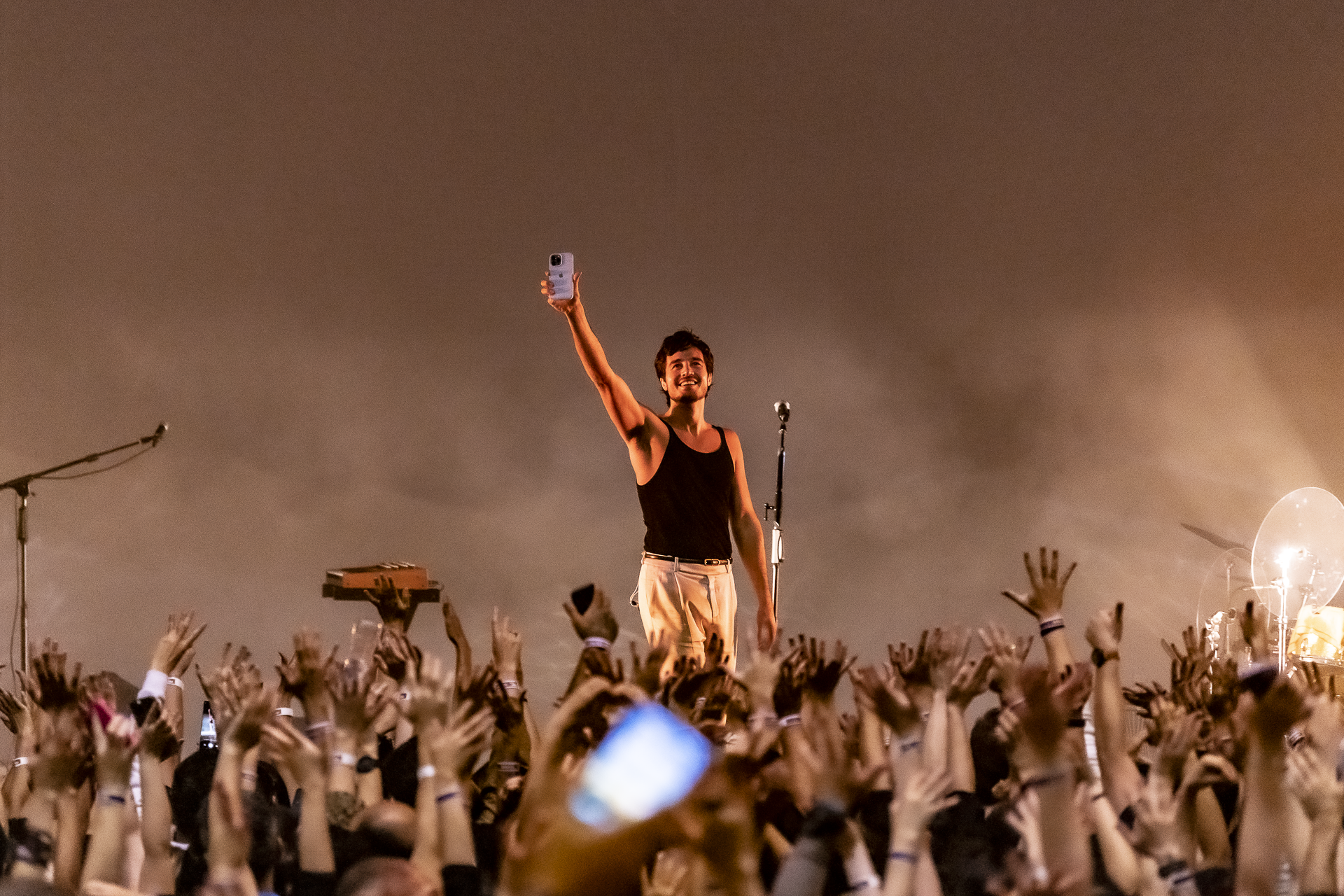 Tiago Iorc faz show lotado em São Paulo, com participação de Duda Beat