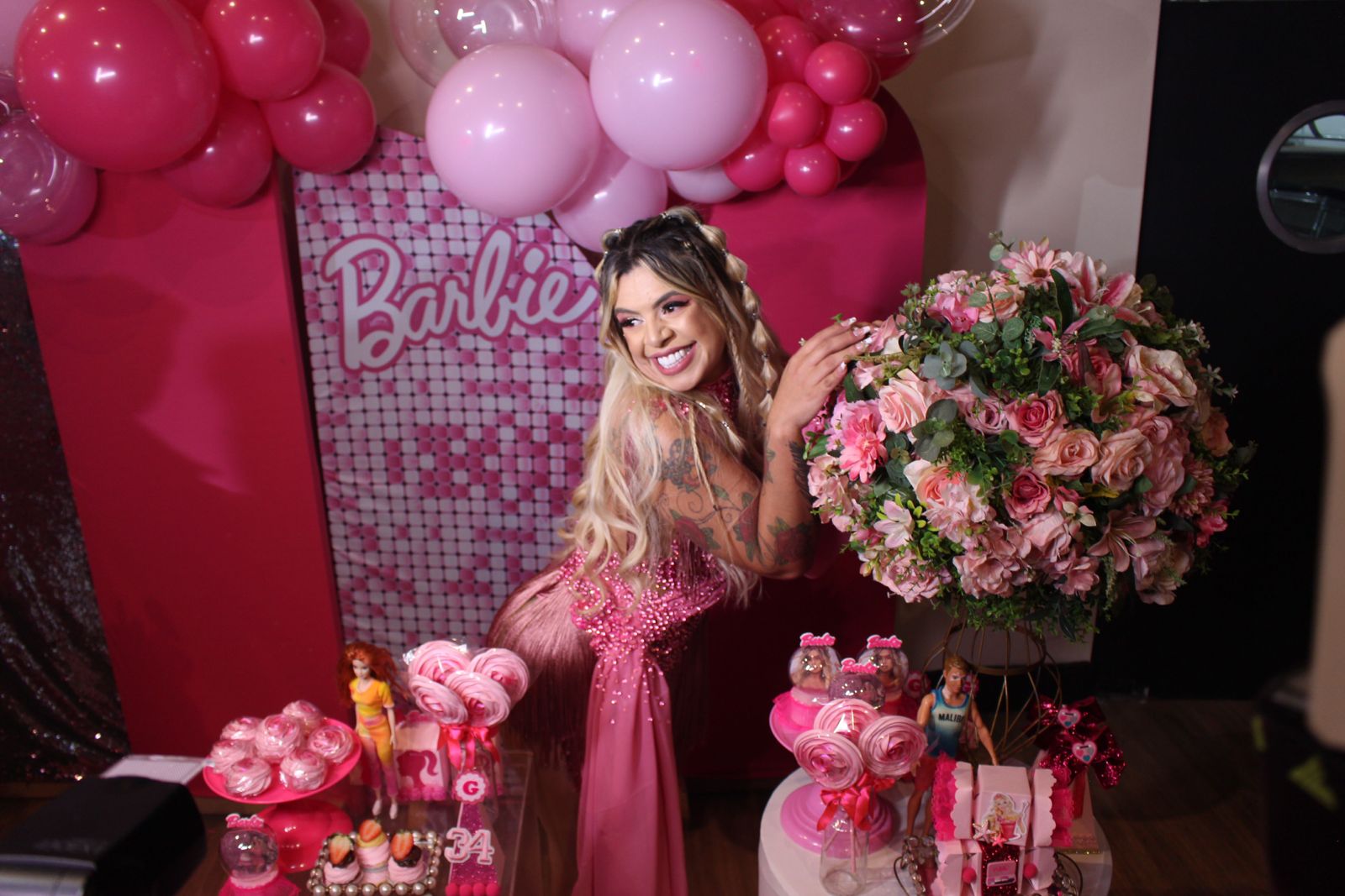 Toda de rosa, Dj Gaby Soares celebra aniversario com tema “Barbie”