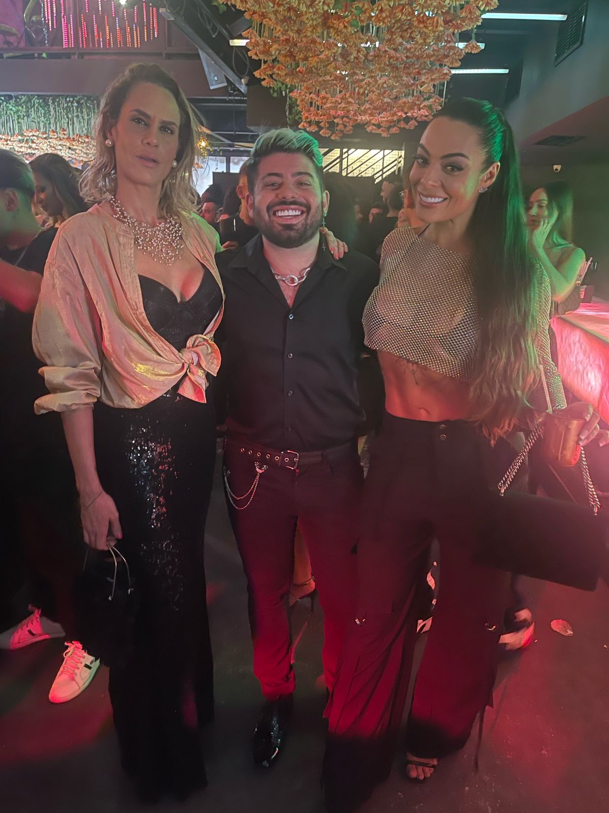 Vinicius da Ilha com Aritana Maroni e Monique Amin na festa de aniversario a Carol Narizinho em abril de 2023.