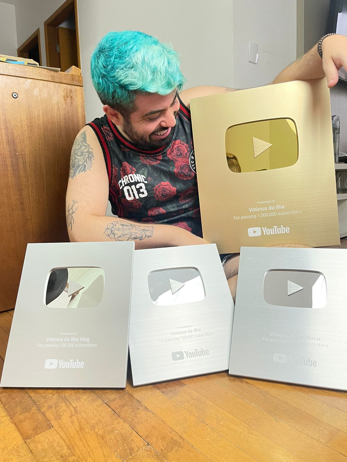 Vinicius da Ilha e suas placas do YouTube