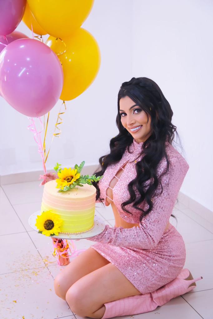 Empresária e atriz Sarah Mendhes comemora aniversário com festa inspirada no girassol