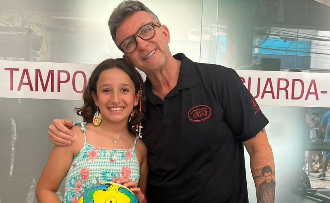 Na semana das Crianças, Craque Neto visita a cidade de São Caetano do Sul e distribui bolas autografadas