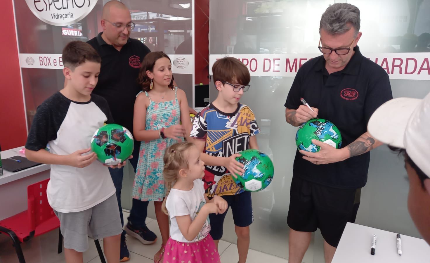 Na semana das Crianças, Craque Neto visita a cidade de São Caetano do Sul e distribuí bolas autografadas