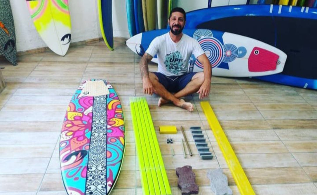 Marcio Reis: conheça o surfista brasileiro que transforma pranchas de surfe em obras de arte nos Estados Unidos