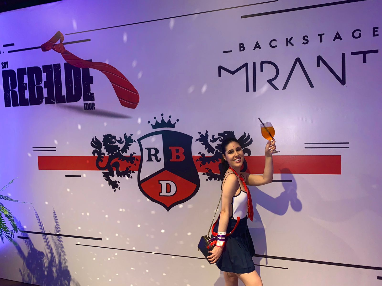 Manu Cabanas prestigia turnê “Soy Rebelde Tour” do RBD em São Paulo