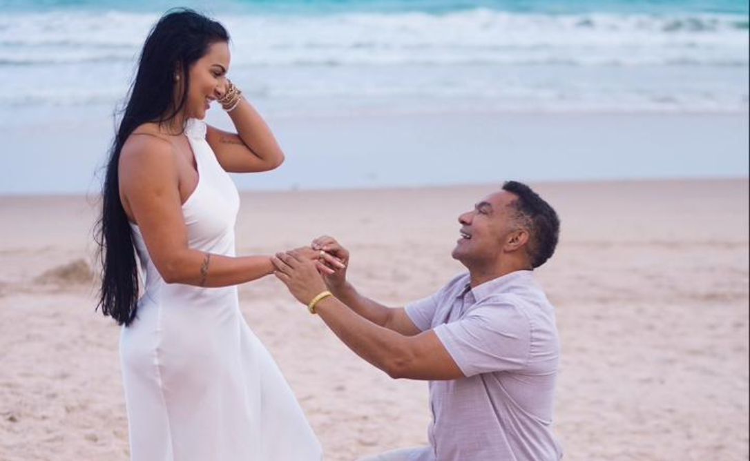 Toninho Duettos faz pedido de casamento com clima romântico e serenata na voz de Marília Tavares