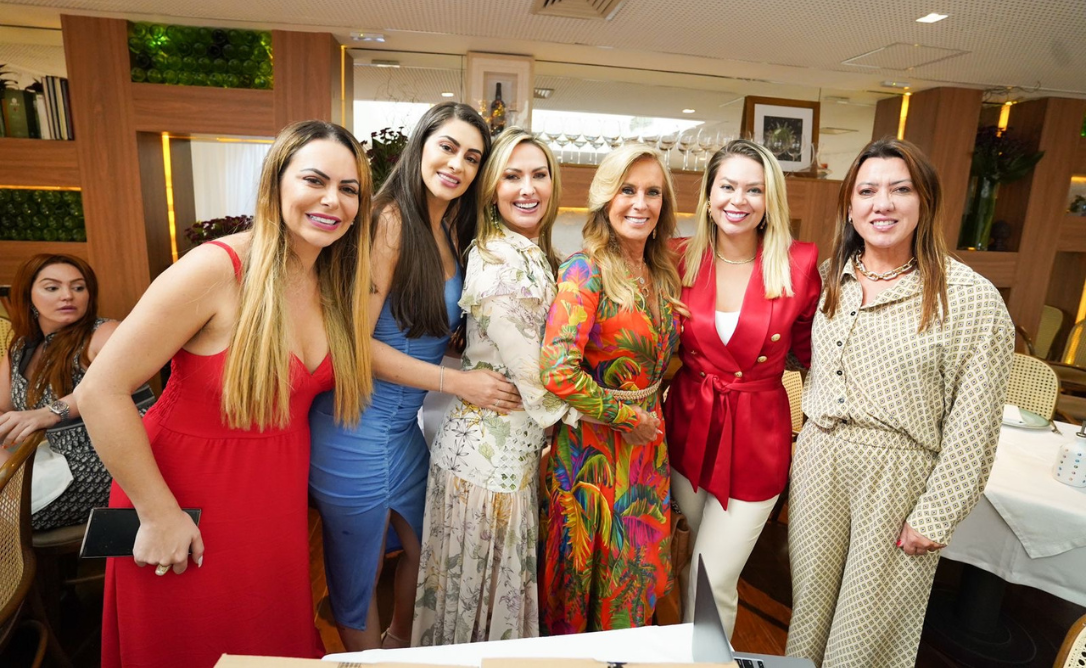 Mara Ferraz celebra seus 53 anos ao lado de personalidades como Helô Pinheiro e Regina Nunes