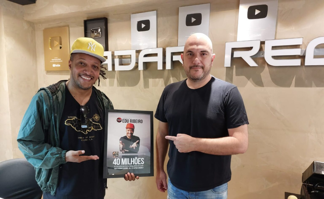 Edu Ribeiro recebe placa em homenagem ao seus recordes no Spotify da gravadora Radar Records