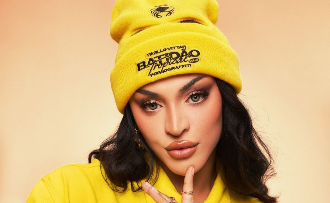 Pabllo Vittar lança colaboração explosiva de looks com Pornograffiti em merch de Batidão Tropical Vol. 2