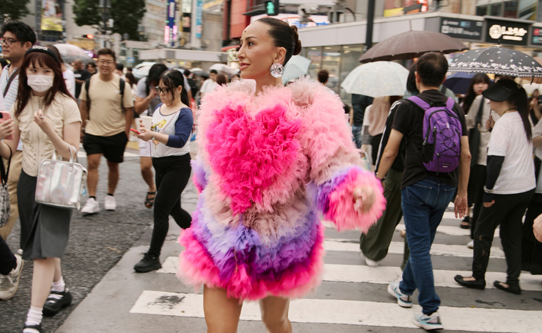 Sabrina Sato desfila com look Tomo Koizumi em cruzamento mais famoso do mundo no Japão