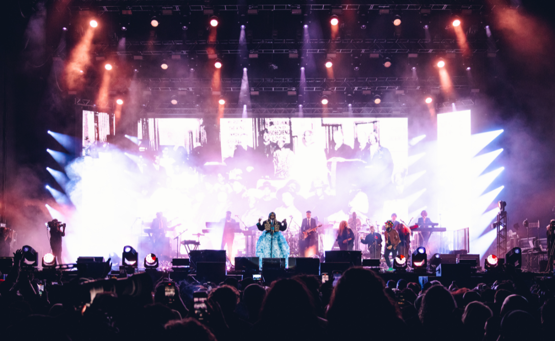 Baile da Chic Show com Lauryn Hill, Jimmy Bo Horne, Mano Brown e muito mais reúne milhares de pessoas em São Paulo