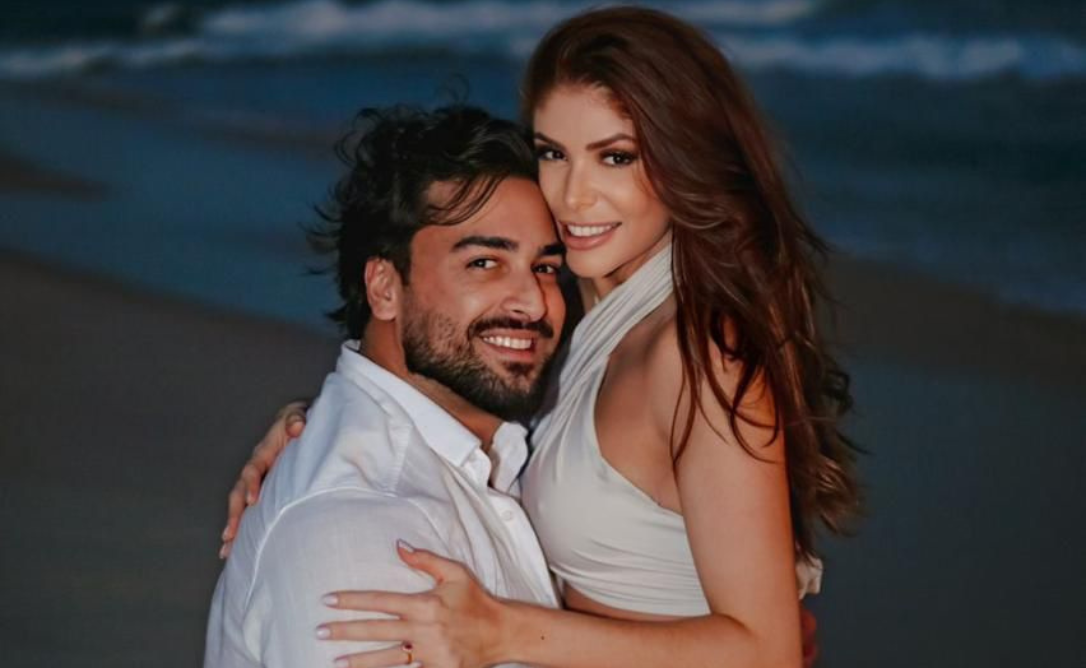 Ex-BBB Amanda Gontijo ao lado do noivo Danilo Monteiro, curtem Trancoso, na Bahia, local onde irão casar em novembro