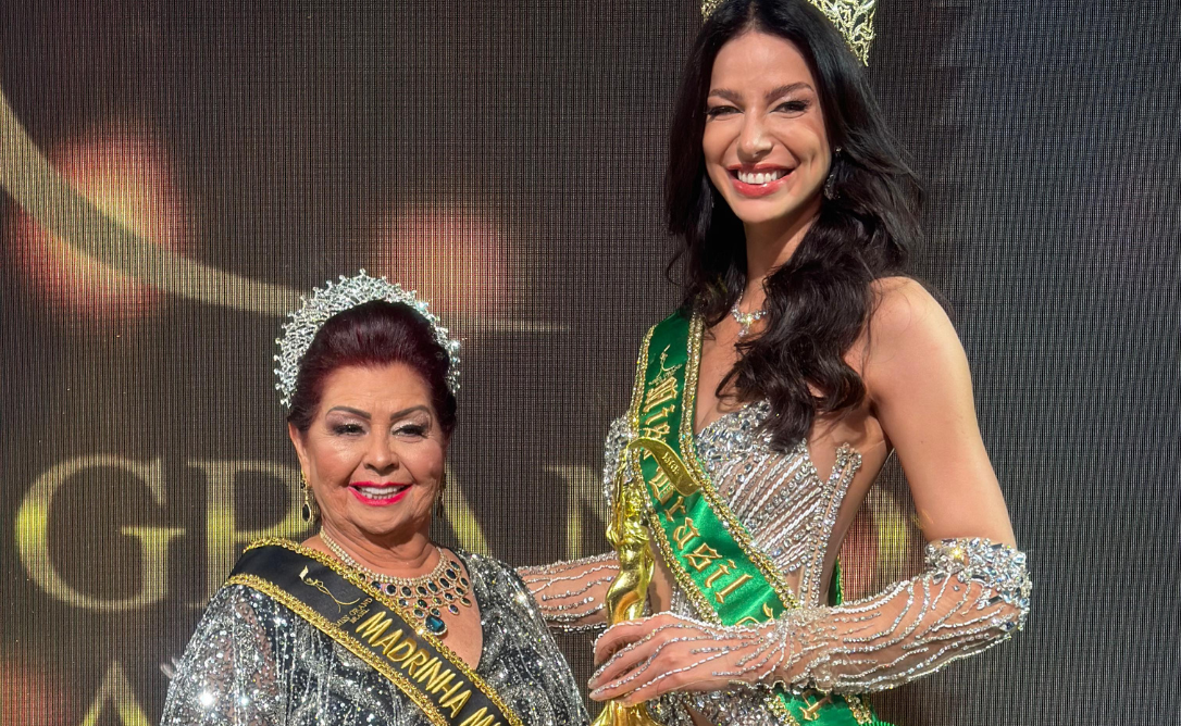 Madrinha do Miss Grand Brasil 2024, Idê Guimarães, é homenageada na grande final do concurso