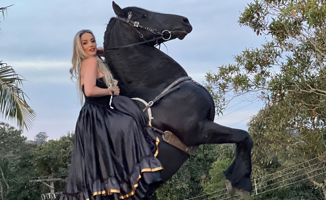 Carol Ribeiro, empresária de moda, abre as portas do haras mais conceituado do país especializado em cavalos Friesian