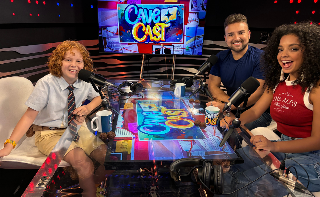 Laura Castro e Nicholas Torres, recebem Bernardo Schroeder, o ator mirim de “A Caverna Encantada”, no “CaveCast” 