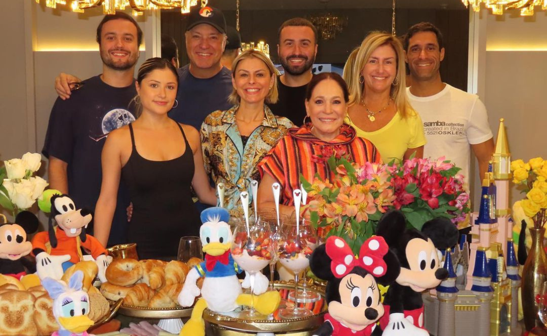 Susana Vieira celebra 82 anos em Orlando ao lado da família e amigos: “Minha maior alegria”