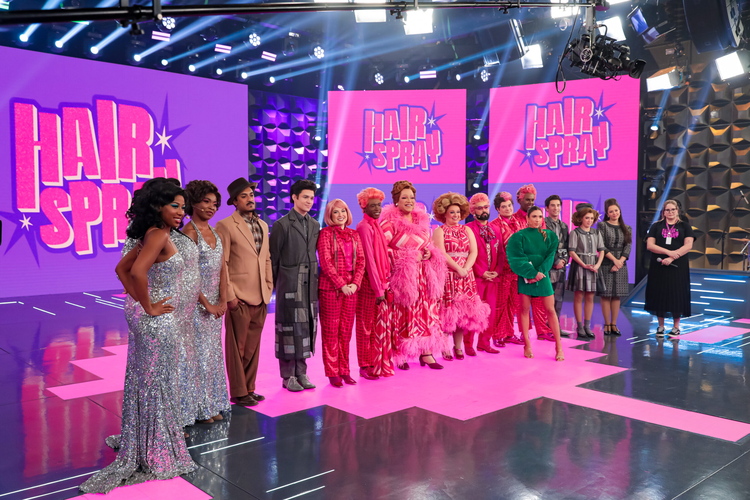 Patricia Abravanel com o elenco da peça “Hairspray” / Júri do “Show de Calouros” (Créditos: Gabriel Cardoso/SBT)