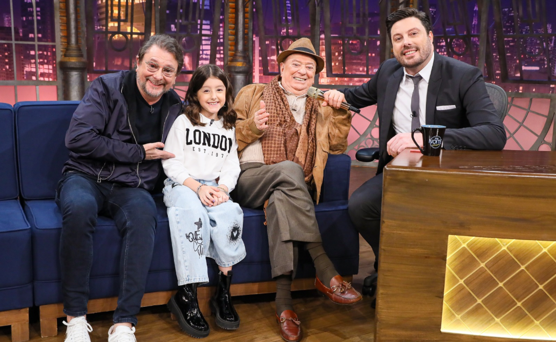 Raul Gil, Raulzinho e Clarinha! Um dos maiores apresentadores do Brasil, seu filho e sua neta, juntos no “The Noite“