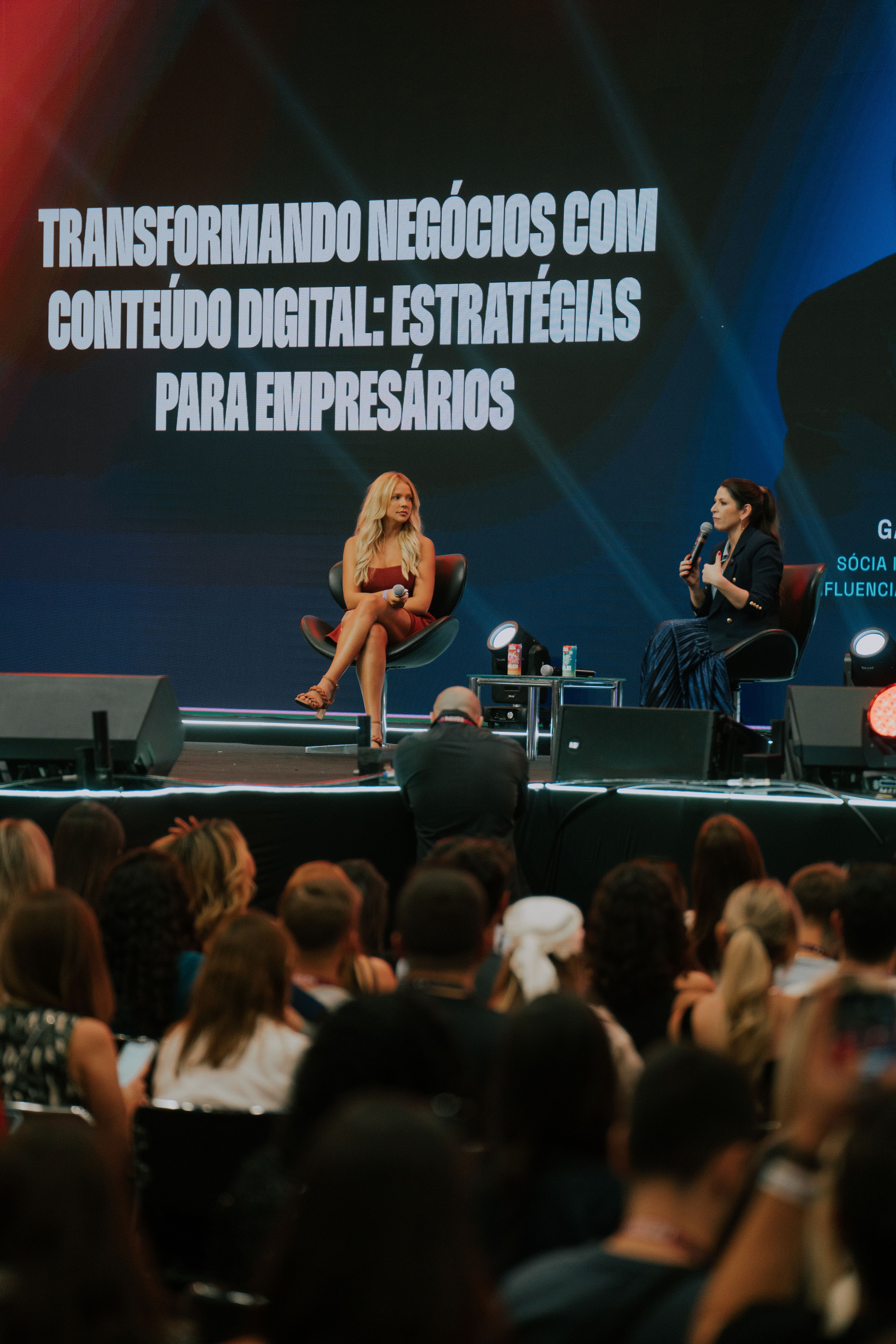 Gabi Lopes e Carol Paiffer no palco do Influent Summit - Créditos: @codevisual