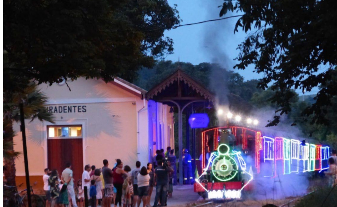 Maria Fumaça com Natal nos Trilhos encantam Tiradentes e São João del-Rei