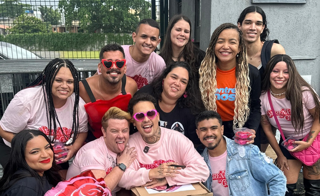 Gloria Groove surpreende fãs na fila do “Espaço Hall” antes de show no Rio de Janeiro