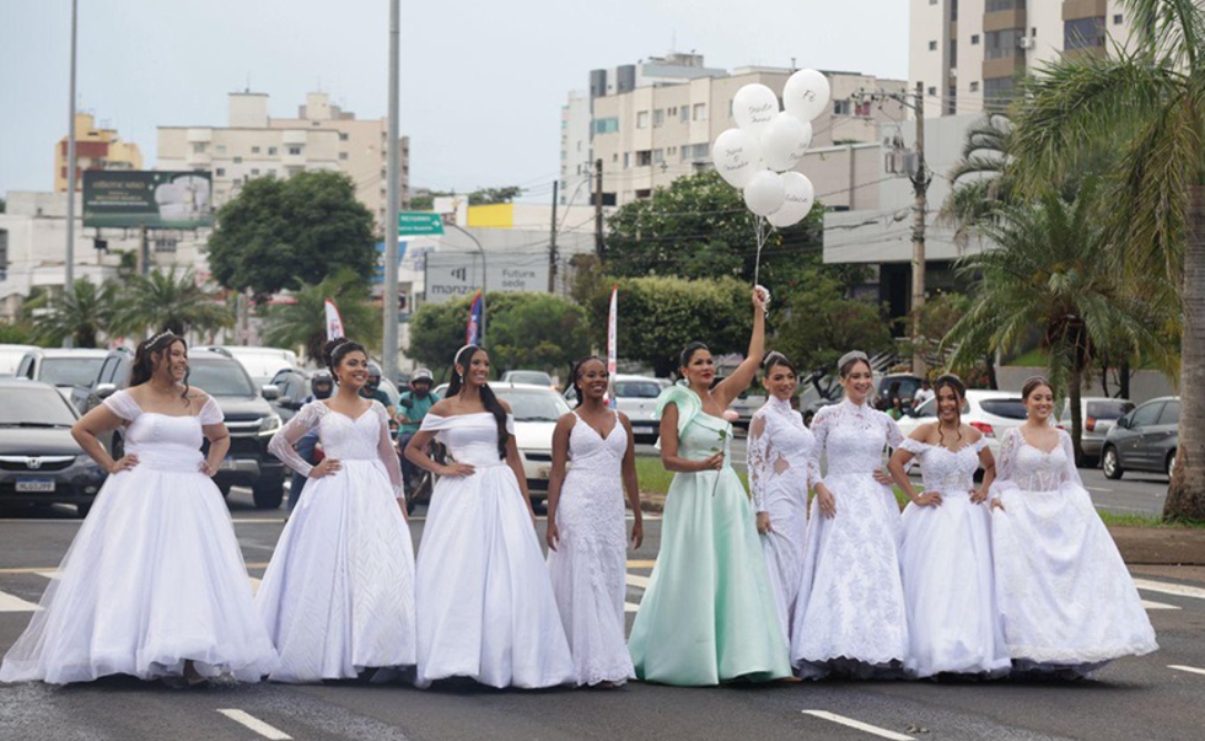 “Desfile da Esperança” é realizado na Av. Rondon Pacheco pela estilista Maísa Pires