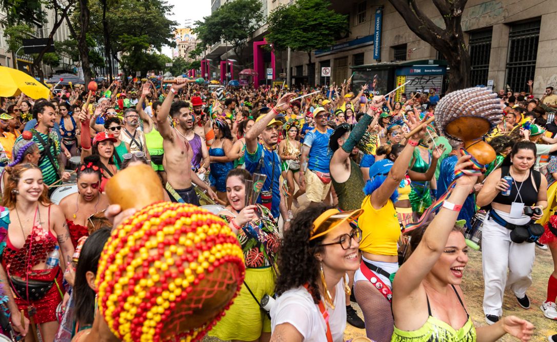 Bloco Abalô-Caxi leva diversidade e resistência para  o Carnaval de BH com o cortejo “SULEAR – Arco-íris Tropical”