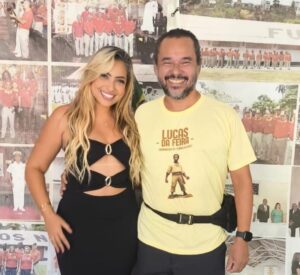Camila Gama e o diretor Joél Áuves