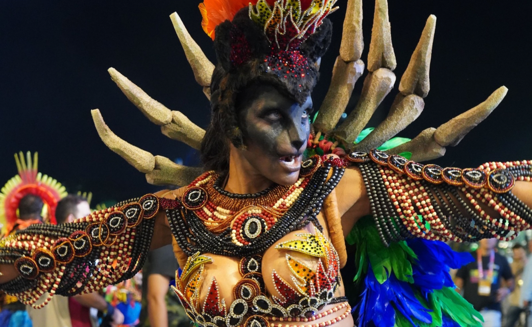 Carla Prata aposta em visual inédito e surge irreconhecível em desfile da “Acadêmicos do Tucuruvi”