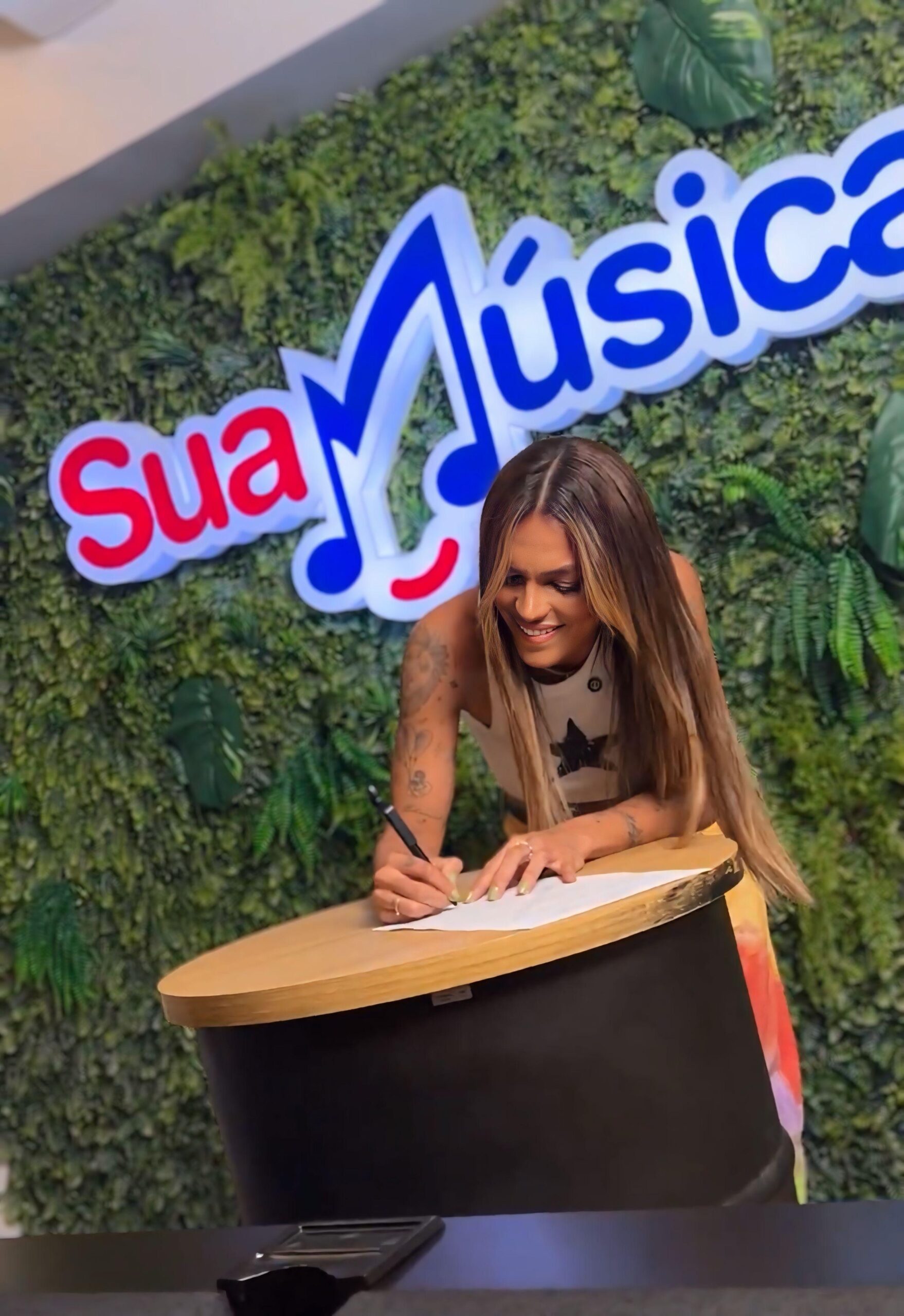 9ff93838-9a32-4f6a-ba15-940f1587fe4b-1-scaled Tays Reis inicia nova fase com gravação de audiovisual no “Sua Música Space”