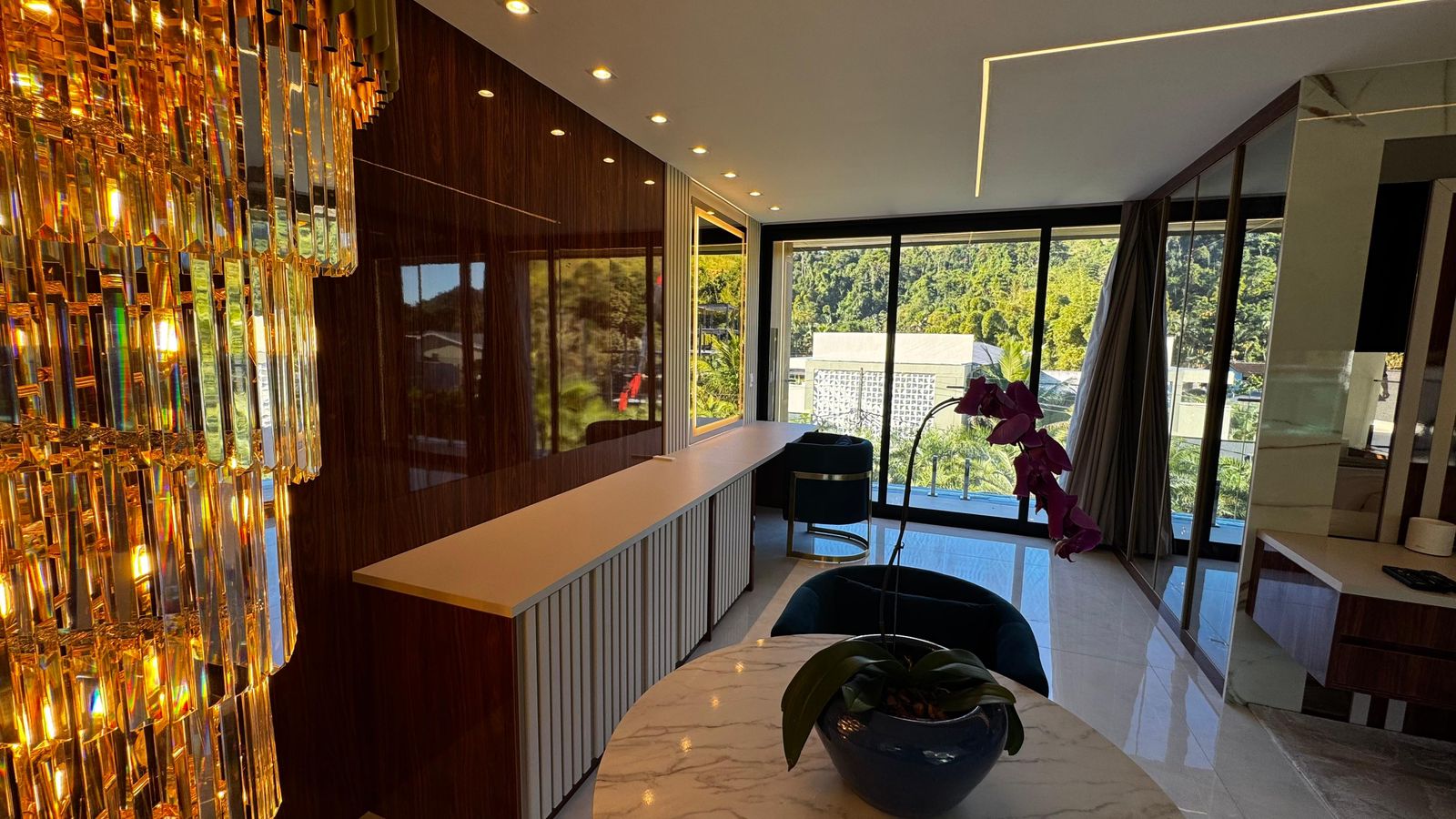 205a6d8b-afd0-4553-b241-7abe438018e0 MC Menor JP pede gringa em namoro na luxuosa pousada Apple House, em Paraty