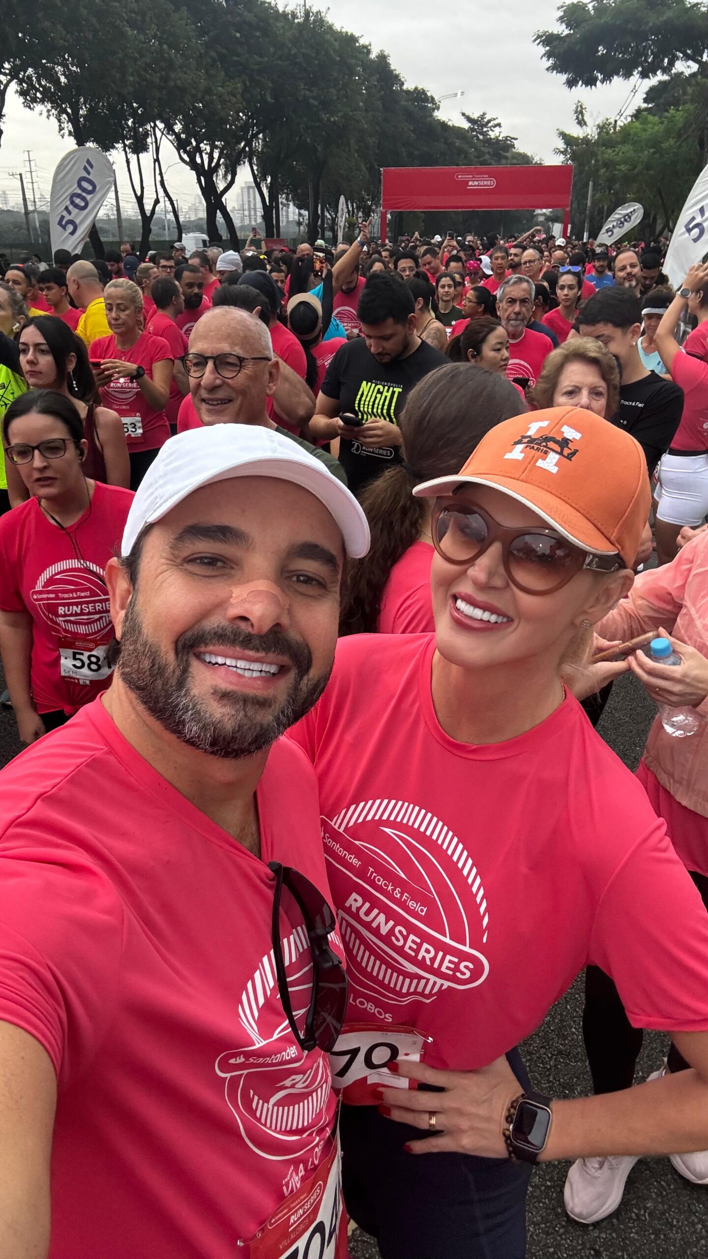 32a26ef1-39af-42f6-aa4b-fc938b3307b9-scaled Val Marchiori e o marido Dr. Amilton Augusto participam da corrida de 5 km da Track & Field em São Paulo