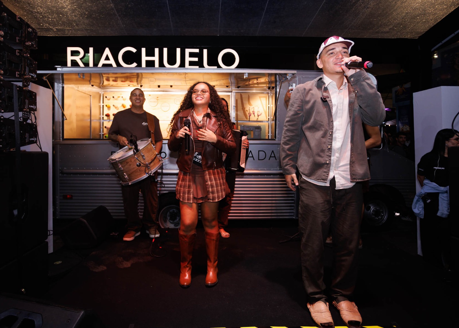 4a94df43-0f13-413b-b21b-45a82301c486 João Gomes causa comoção na estação ferroviária em Caruaru em show surpresa