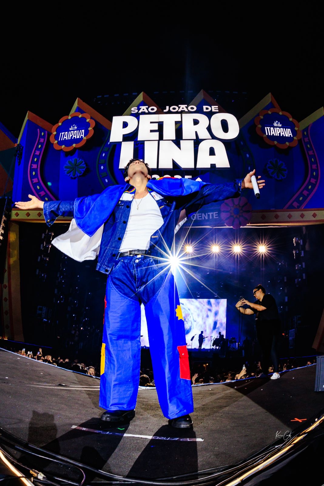 4aa7e698-596f-4e3a-b690-afcaff46dad5 Léo Foguete realiza sonho de cantar no São João de Petrolina e se emociona com a presença da mãe e avó