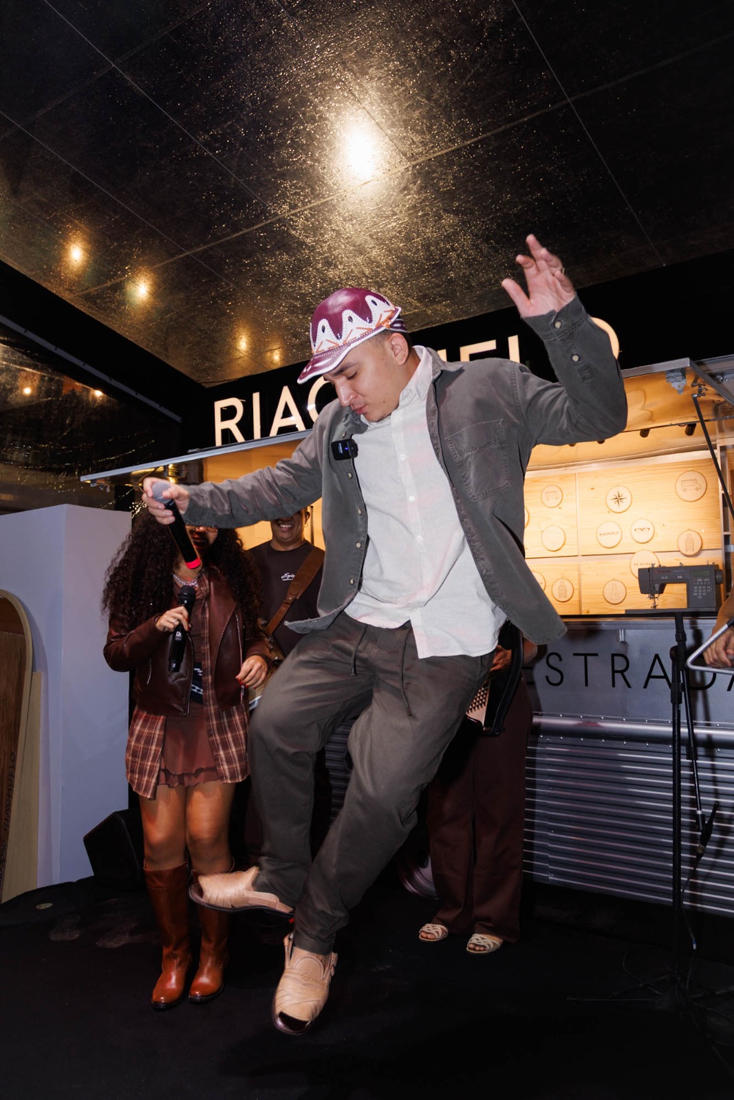 5d02a84e-4f84-4002-9f7c-c5191562861a João Gomes causa comoção na estação ferroviária em Caruaru em show surpresa