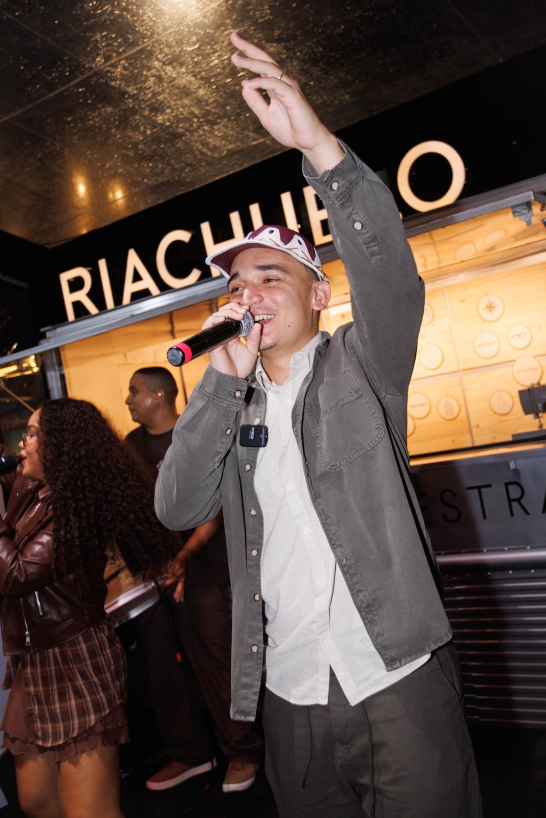 737e01c4-fd06-4fdf-9d81-1683d410de51 João Gomes causa comoção na estação ferroviária em Caruaru em show surpresa