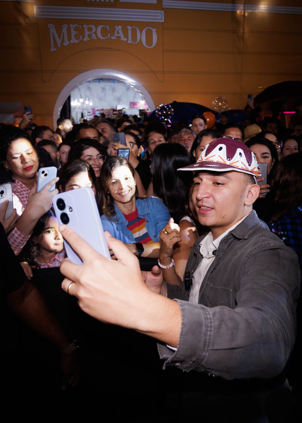 970daee6-190c-4ec6-aee8-b72dc40e9604 João Gomes causa comoção na estação ferroviária em Caruaru em show surpresa