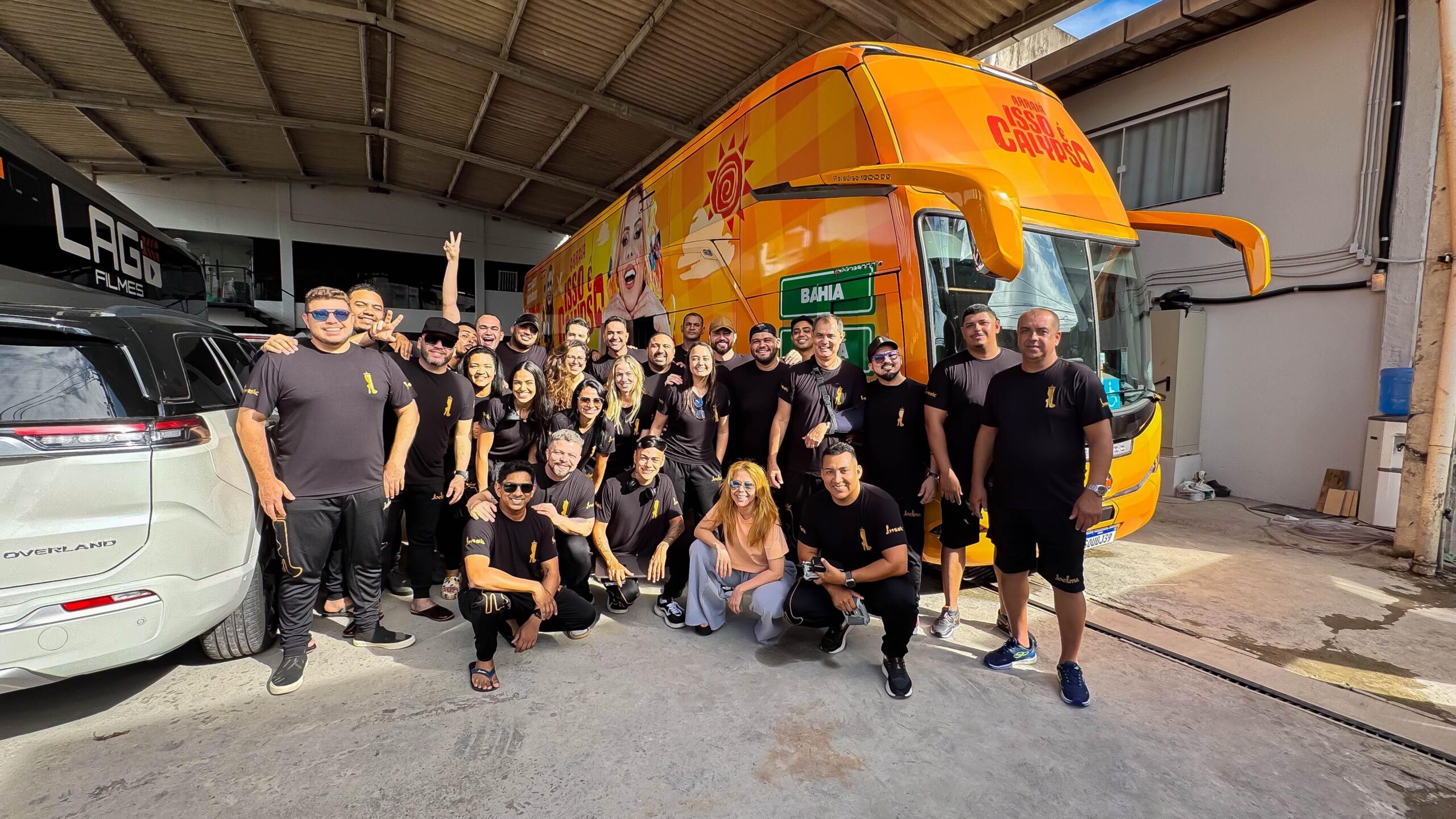 WhatsApp-Image-2025-06-18-at-15.00.38-scaled Joelma apresenta ônibus da turnê "Arraiá Isso é Calypso"