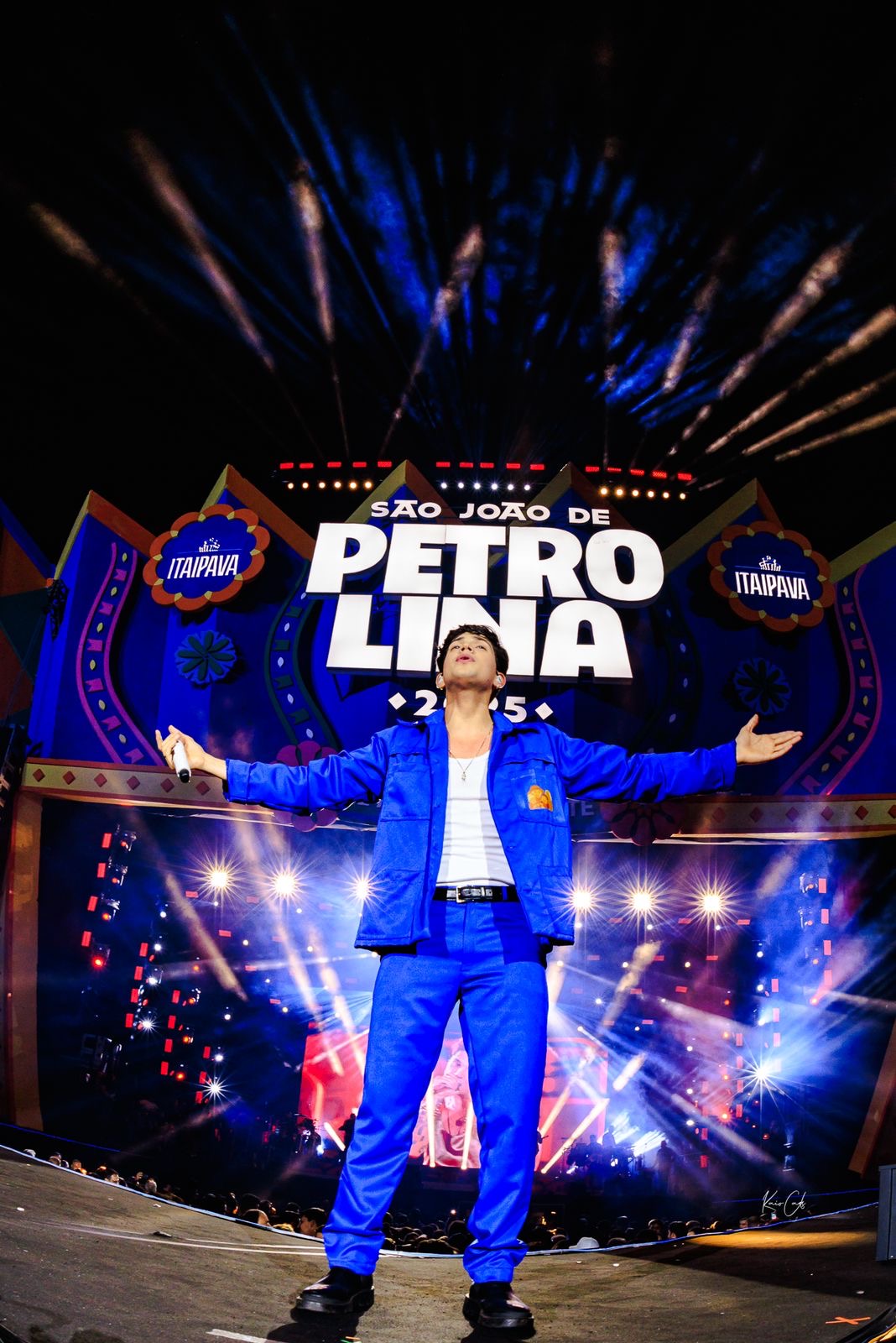 aeb432dd-d838-4663-9a9a-8f3b47ed60ac Léo Foguete realiza sonho de cantar no São João de Petrolina e se emociona com a presença da mãe e avó