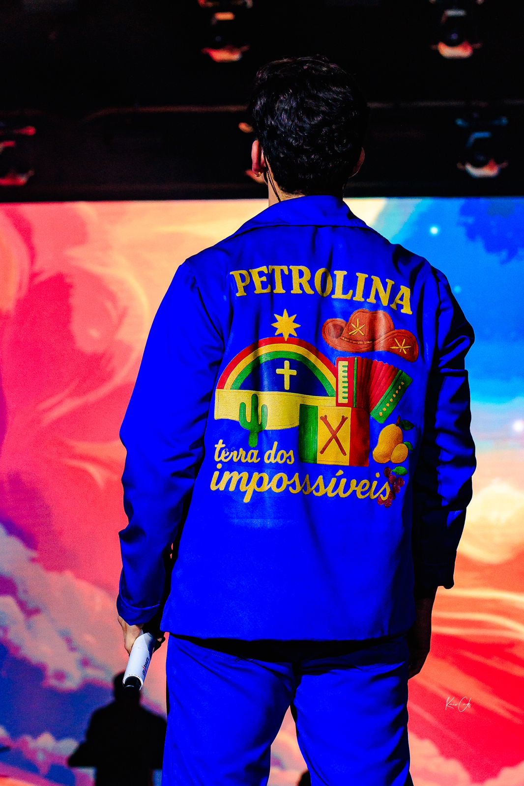 b6bac9c7-a2d6-4a38-95a3-4730f2debe70 Léo Foguete realiza sonho de cantar no São João de Petrolina e se emociona com a presença da mãe e avó