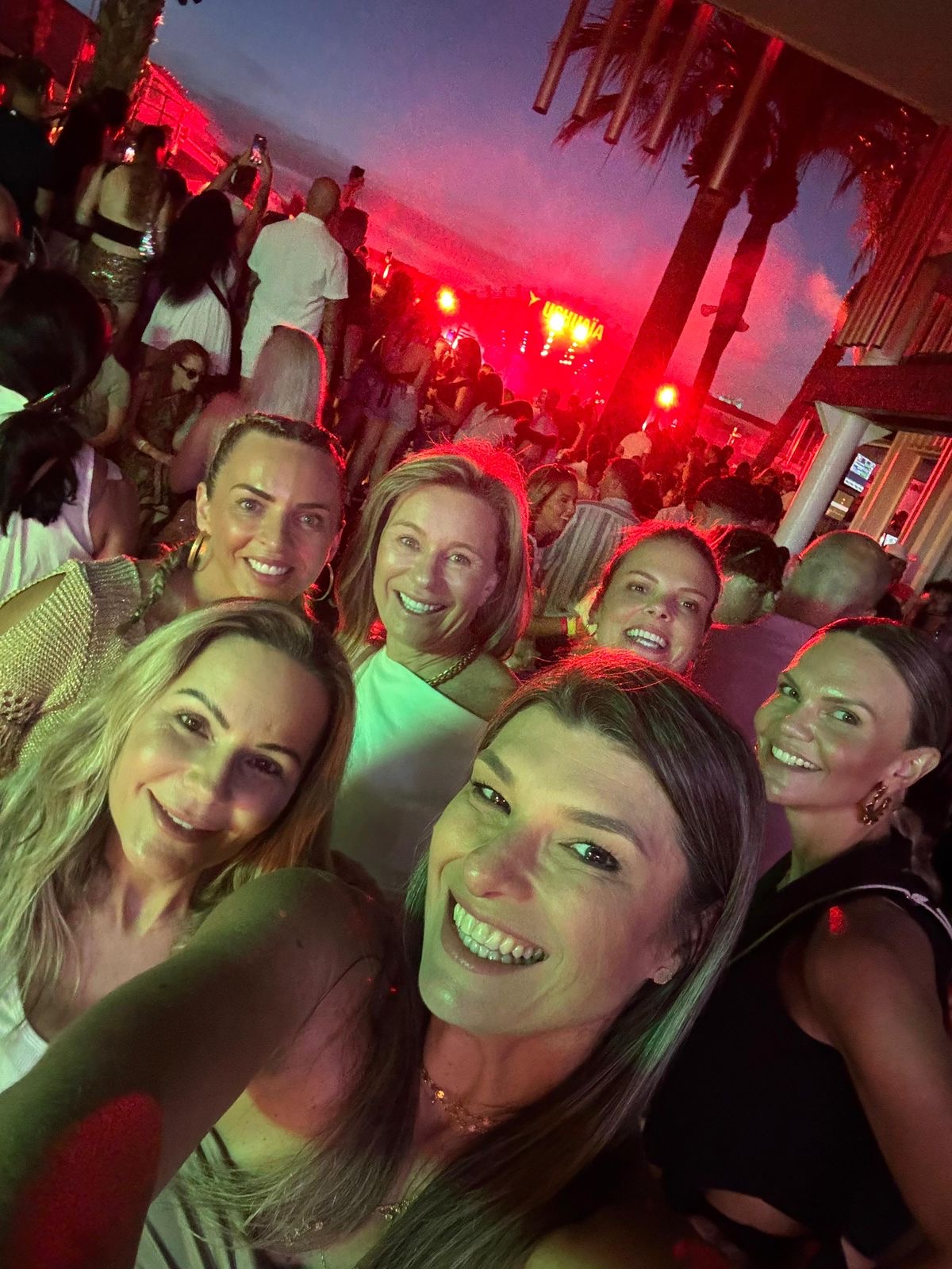 c85ba5d0-b627-4012-9d09-d1176aea91f3 Psicóloga Renata Camargo curte viagem exclusiva a Ibiza ao lado do marido e amigos em show de Calvin Harris