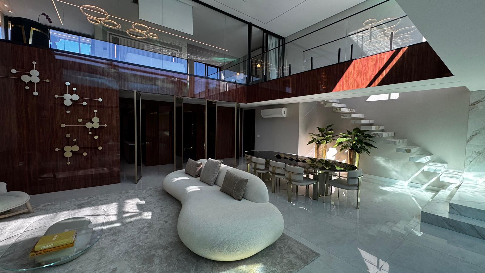 dce50223-e2db-4fca-a3dd-6abd02b0baba MC Menor JP pede gringa em namoro na luxuosa pousada Apple House, em Paraty