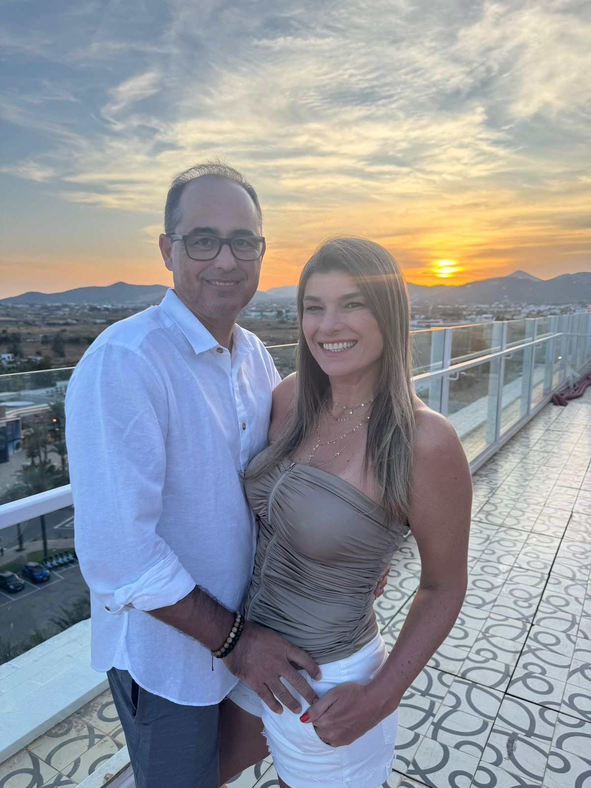 e83d4c93-291a-4111-981f-f2dc045c168c Psicóloga Renata Camargo curte viagem exclusiva a Ibiza ao lado do marido e amigos em show de Calvin Harris