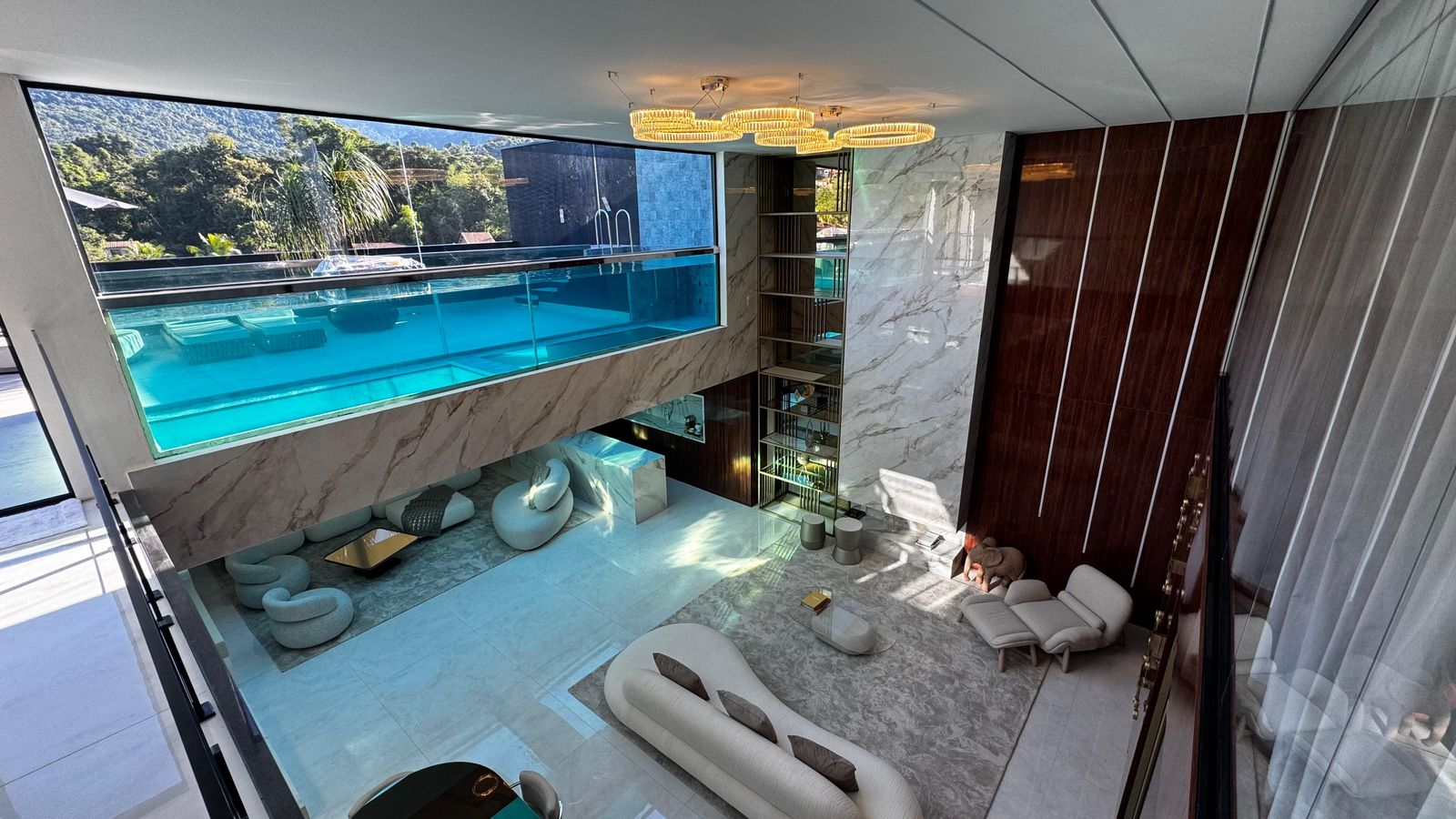 ea96cc8e-6ca3-4257-9070-9fe6a40d5439 MC Menor JP pede gringa em namoro na luxuosa pousada Apple House, em Paraty