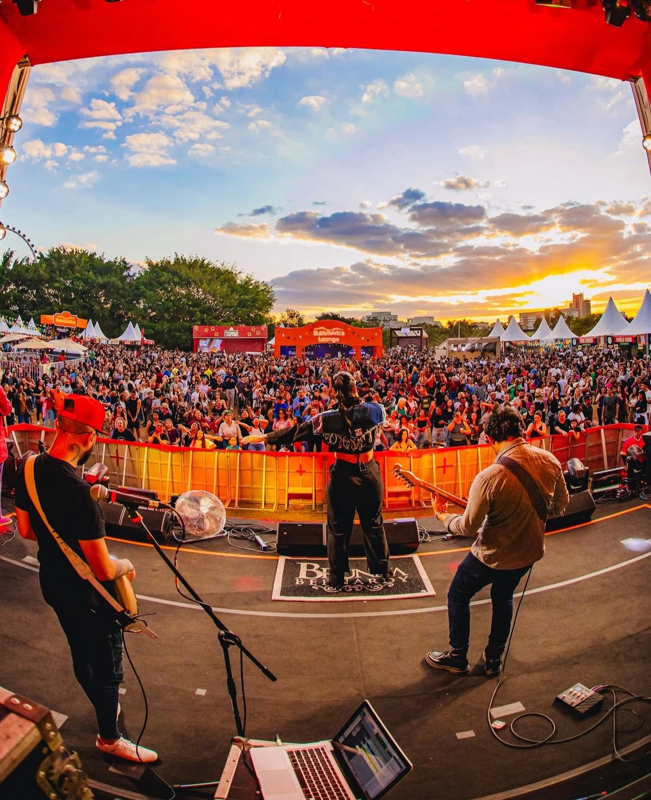 ff529a9a-7e02-4871-826c-bc24ab3a3f74 “Cantei com a alma e o coração naquele palco” diz Brunna Bernardy sobre recorde no "São João de SP"