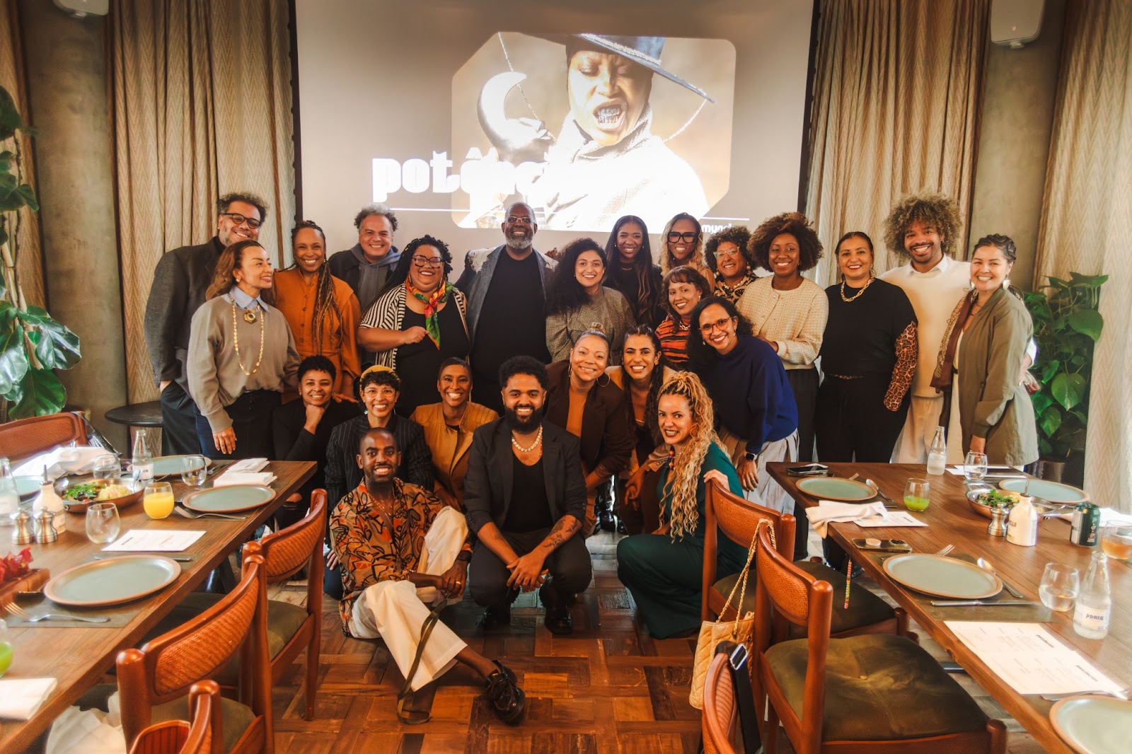 Evento que será realizado em novembro celebra os 40 anos de carreira do cantor e reforça seu papel como símbolo da ancestralidade e da resistência negra no Brasil Péricles e Julio Beltrão. Crédito: Jordan Vilas Com o tema "A celebração da voz negra", o Prêmio Potências deste ano reforça seu papel como a maior exaltação da cultura negra no Brasil. A edição de 2025 presta uma homenagem especial a um dos maiores nomes da música brasileira: Péricles, que celebra 40 anos de uma trajetória marcada por talento, resistência e representatividade. Voltado à valorização de pessoas pretas que impactam e transformam o mercado, o Prêmio acontecerá em 24 de novembro, na imponente Sala São Paulo, com realização do Ministério da Cultura. A noite promete ser um marco de reconhecimento, emoção e orgulho coletivo. Após bater recordes de patrocínio em 2024, o Potências reafirma sua missão de amplificar vozes negras e promover pluralidade, inclusão e visibilidade no cenário nacional. O grande homenageado da edição, Péricles, é reconhecido como o rei da voz e por sua contribuição inestimável à cultura brasileira. Mais do que um artista, é símbolo vivo da potência da voz negra que emociona e transforma. "Neste ano, celebramos a voz negra como instrumento de força, potência e transformação. E ninguém representa melhor essa essência do que o rei da voz, Péricles, um artista que há quatro décadas ecoa ancestralidade e resistência por meio de sua arte", afirma Julio Beltrão, CEO do Prêmio Potências. “Ser homenageado no Prêmio Potências é uma vitória gigantesca. Tem um impacto imenso não só pra mim, mas pra todos que vieram comigo nessa caminhada. O que a gente planta com verdade chega longe, e eu sigo muito feliz por poder usar a minha voz para dar voz a tantos outros. Com quase 40 anos de trajetória, me sinto como se estivesse apenas começando. Momentos como esse renovam a força e fazem a gente comemorar cada conquista como se fosse a primeira.” comenta Péricles. Produzido pela Mynd, o Prêmio Potências vai além de uma premiação, é um movimento de valorização da cultura negra em vida. A cada edição, personalidades são reconhecidas não apenas por suas trajetórias, mas pelo impacto real que promovem na sociedade. O evento também atua como plataforma de visibilidade para carreiras negras e fortalecimento de narrativas historicamente invisibilizadas. "Nosso compromisso é com a valorização da cultura negra em sua pluralidade. O Potências é um espaço de consagração e também de futuro, onde talentos são reconhecidos, histórias são contadas e novas possibilidades são criadas", reforça Beltrão. Potência Experience. Crédito: Jordan Vilas Na edição anterior, realizada em 2024 no Teatro Santander, em São Paulo, o Prêmio Potências teve como grande homenageada a cantora Ludmilla. Um dos destaques da noite foi o reconhecimento de lideranças negras no mercado, com categorias como Liderança Negra, que premiou Débora Moura, do Grupo Dreamers; Potência Jovem, com Luiza Vidal, da Droga5; e Profissional do Ano, entregue a Thaís Soares, da Ambev. A cerimônia contou com apresentação de Preta Gil, Thiago Oliveira e Rita Batista, além de performances marcantes de Liniker, Duquesa e da icônica Erykah Badu. Foram premiadas personalidades como Xamã, Preto Zezé, Bia Souza, Juan Paiva e Rebeca Andrade, em um total de 14 categorias. O evento também bateu recorde de patrocínio, com 15 marcas envolvidas, reafirmando sua força e relevância no mercado. Com curadoria afiada e uma programação que mistura arte, emoção e relevância social, o Prêmio Potências se consolida como o maior espaço de celebração da cultura negra no país, reconhecendo nomes fundamentais da cultura brasileira e impulsionando os protagonistas do agora e do futuro. Sobre o Prêmio Potências Criado por Julio Beltrão, o Prêmio Potências é uma celebração anual que reconhece, homenageia e impulsiona personalidades negras que transformam o Brasil por meio da arte, cultura, comunicação, empreendedorismo e inovação. Com edições marcadas por homenagens em vida e pelo fortalecimento da representatividade negra, o evento se firmou como o mais importante espaço de valorização e celebração da cultura negra no país. Sobre a Mynd: Dos sócios Fátima Pissarra, Preta Gil, Carlos Scappini e Marcus Buaiz, a Mynd é a maior agência de marketing de influência e entretenimento da América Latina. Ela auxilia empresas e agências na identificação de oportunidades, planejamento de estratégias e execução de projetos publicitários, unindo música, entretenimento, artistas e influenciadores. Também conta com um casting exclusivo, composto por mais de 400 grandes nomes do cenário nacional e internacional, e atua com gestão de imagem e desenvolvimento de estratégias individuais dos artistas, identificando oportunidades no mercado publicitário com marcas que tenham fit com os perfis. Em 2025, ela completa oito anos no mercado.