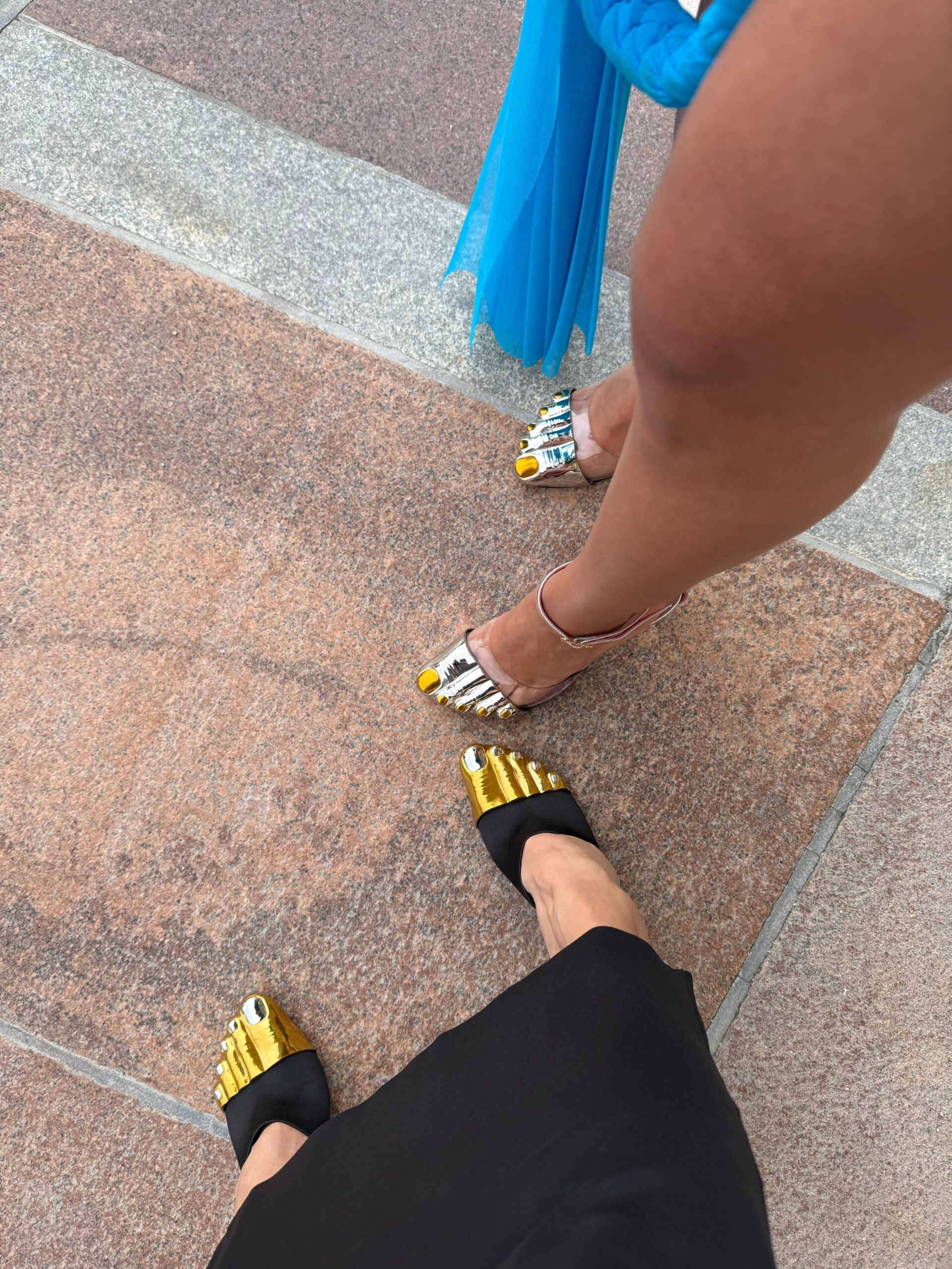 2c2e8153-6f28-4bb2-af5e-e44e7d280088-scaled Juliana Herc posa com Karol G na Alta-Costura de Paris usando sapato de quase R$ 30 mil da Schiaparelli