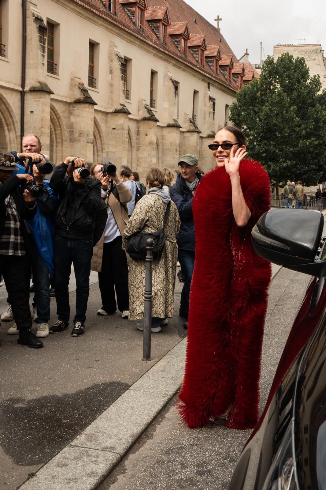 5dc8b3e1-69ce-4801-bbf0-099335306708 Juliana Herc prestigia a temporada de alta-costura em Paris vestida por Rahul Mishra