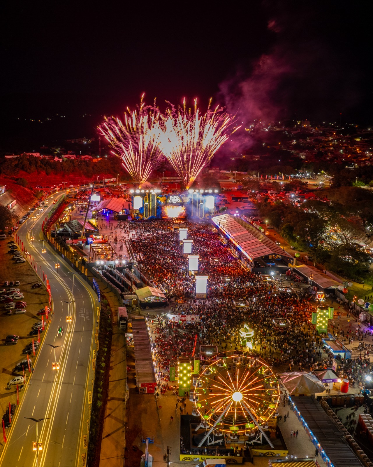 a75799c7-976d-471d-88d4-3198faa92d10 Mari Fernandez abre 'ExpoCrato 2025' com lotação máxima e emoção do início ao fim