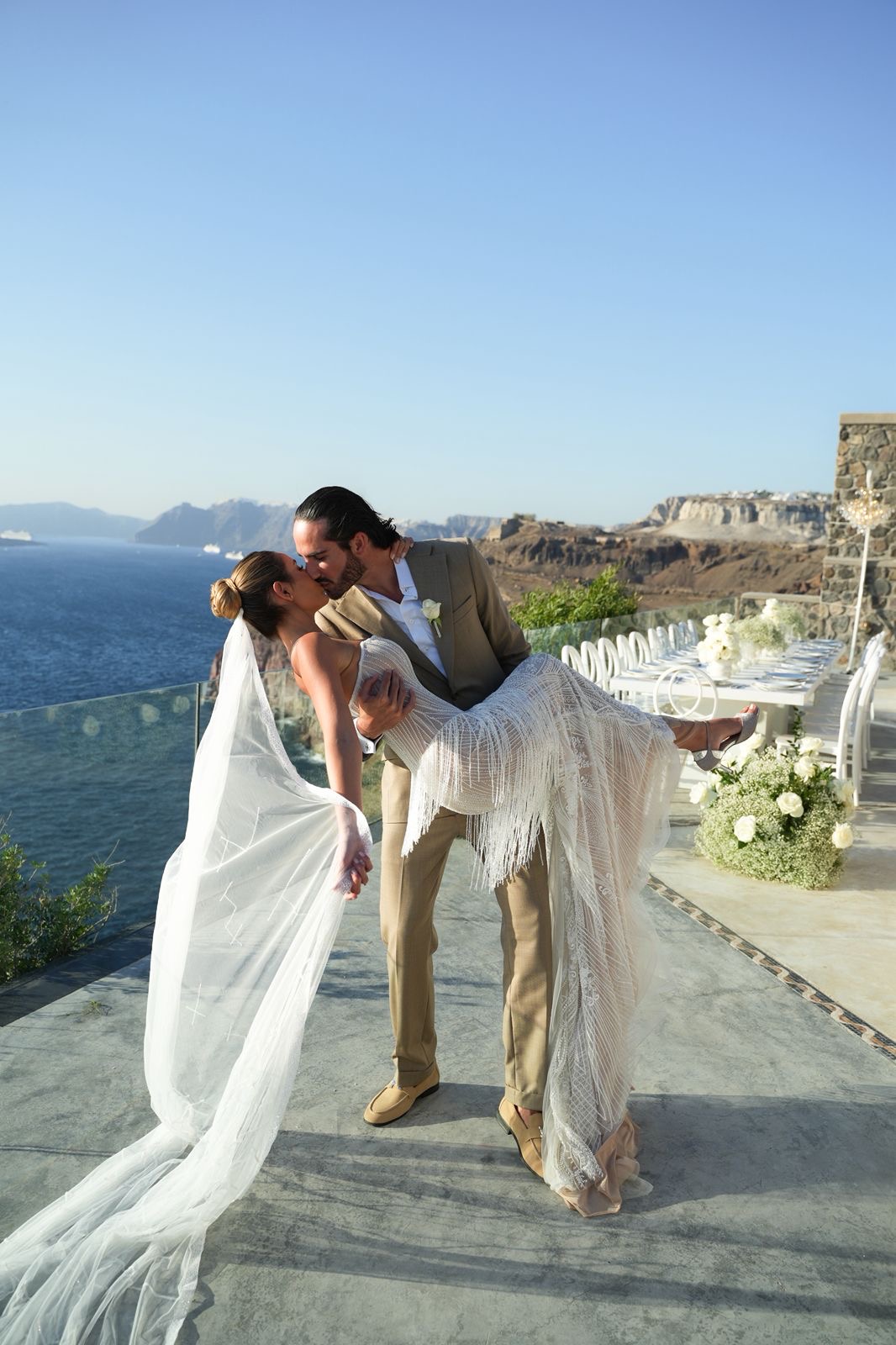 c98f80a6-558e-4a83-9c14-243070bdeba1 Casamento de luxo em Santorini reúne convidados de 11 estados brasileiros e 5 países